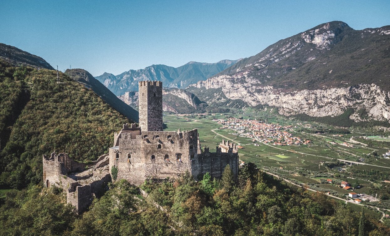 Il Castello di Drena e la Valle della Sarca | © Archivio Garda Trentino (ph. Tommaso Prugnola), Garda Trentino 